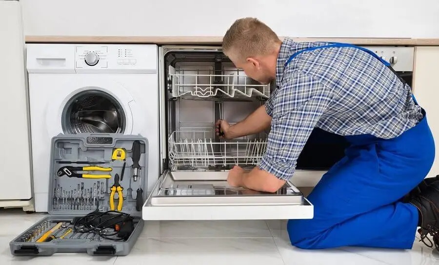 Pamukova Electrolux servisi teknisyen ekibi beyaz eşya tamiri yaparken